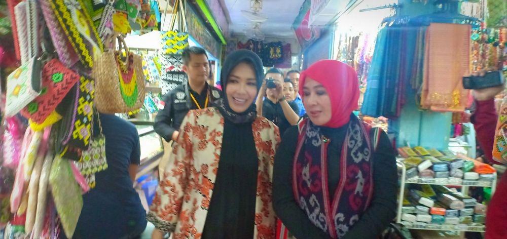 Ibu Kapolri Datang ke Pasar Inpres, Pedagang Panen Rezeki