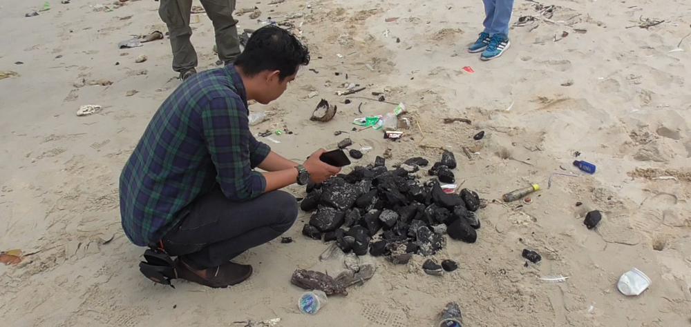 Tumpahan Batu Bara Cemari Pesisir Pantai Balikpapan