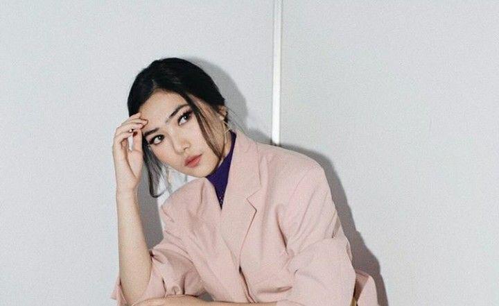 10 Inspirasi OOTD ke Kampus ala Isyana Sarasvati, Asyik & Unik!