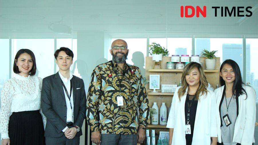 Umesh Phadke dan tim dalam acara media roundtable di kantor L'Oreal Indonesia. 23 Juli 2018. IDN Times/Febriyanti Revitasari