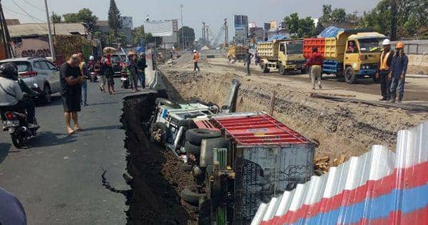 Kontraktor Mengaku Kecolongan, Pasca Mobil Jatuh ke Galian Underpass