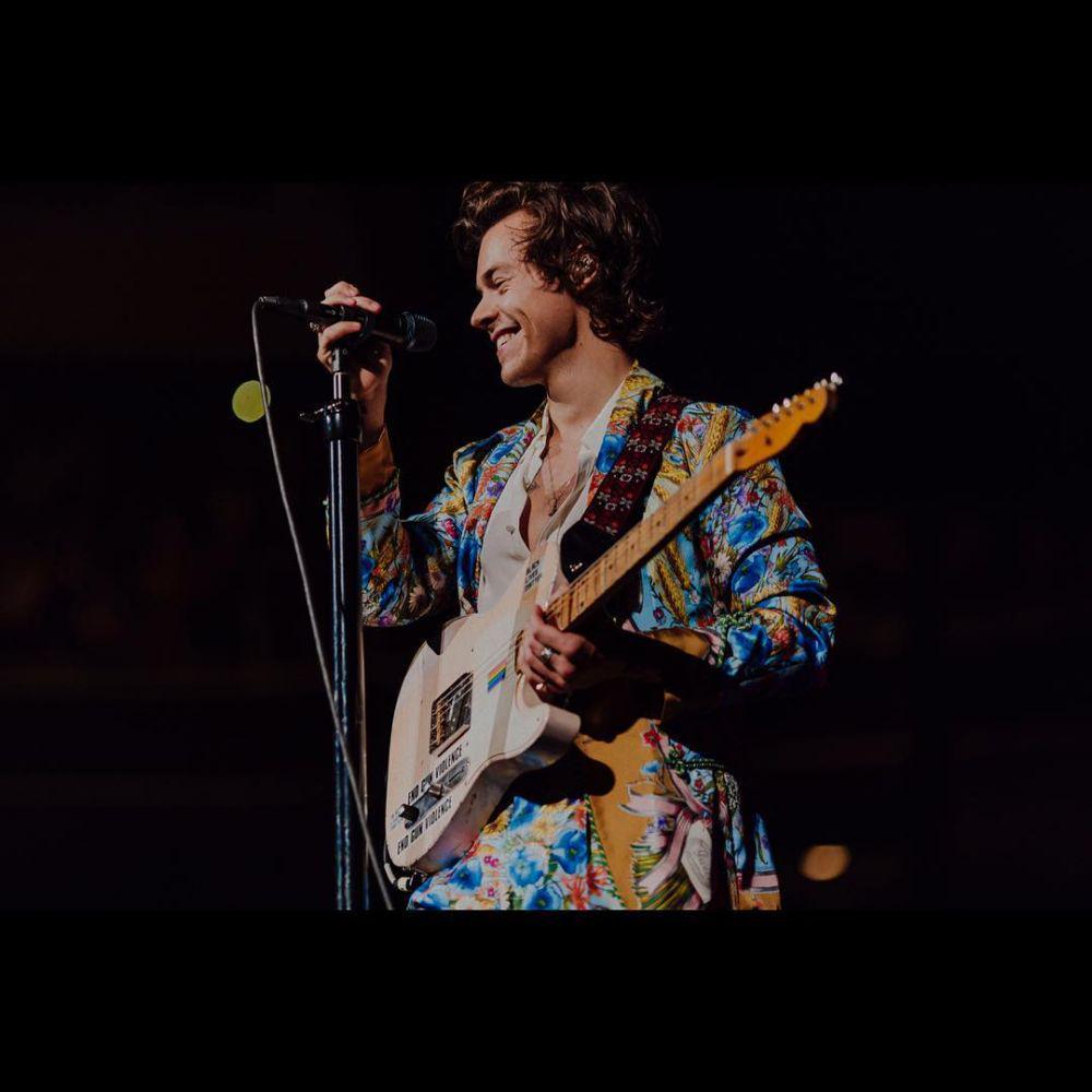 Dikabarkan Jadi Pangeran Eric, Ini 9 Potret Keren Harry Styles