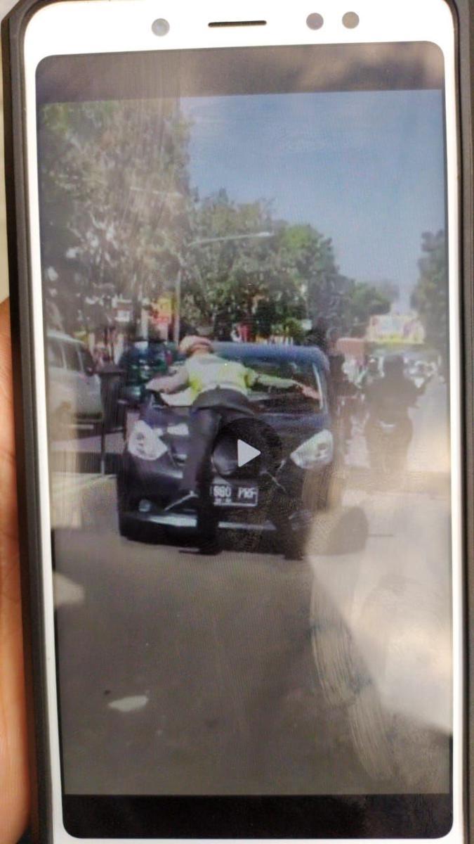 Ini Identitas Anggota dan Pengemudi di Video Viral Mobil Tabrak Polisi