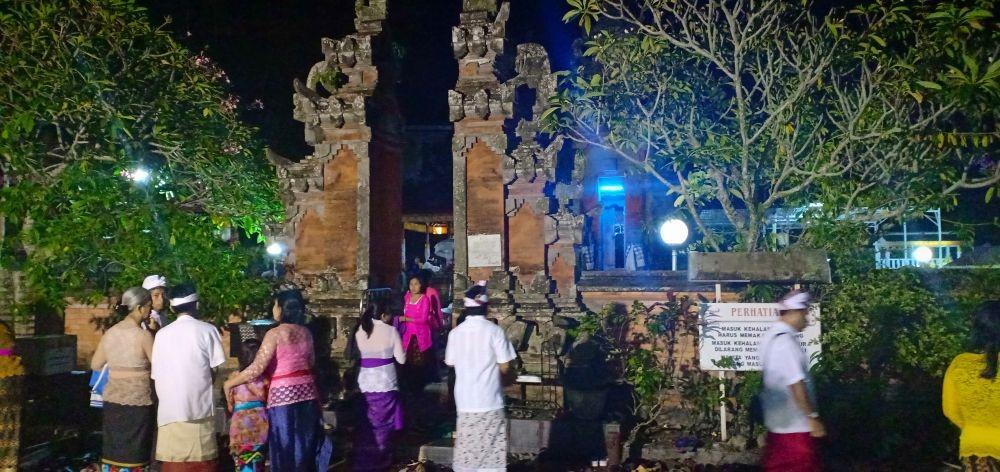 Ratusan Umat Hindu Rayakan Galungan di Pura Giri Jaya Natha