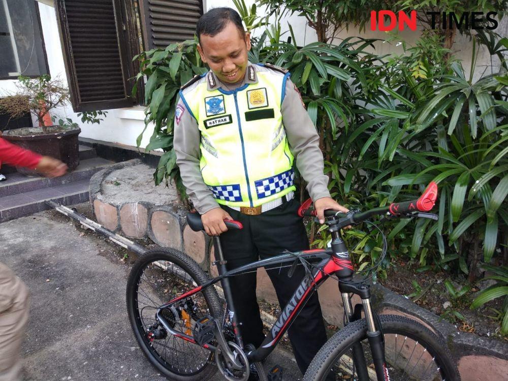 Di Balik Kisah Polisi Viral yang Terseret Mobil di Bandung