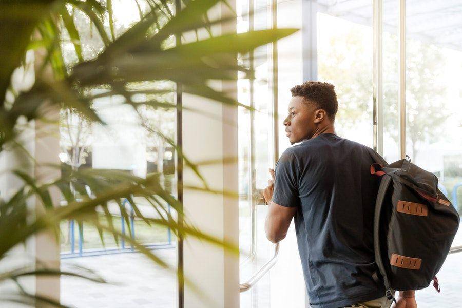 pexels.com/LinkedIn Sales Navigator