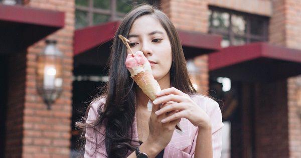 10 Gejala Sebagai Tanda Kamu Terlalu Banyak Makan Gula, Bahaya Lho!