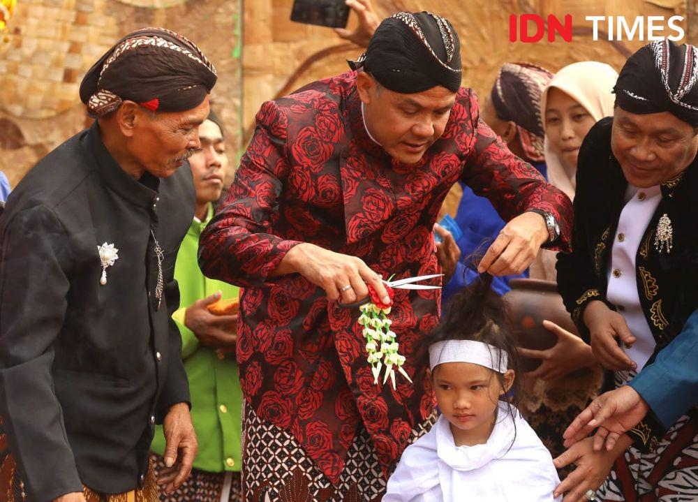 Diruwat, Bocah Rambut Gimbal Minta Terasi Hingga Klepon Tiga Tampah