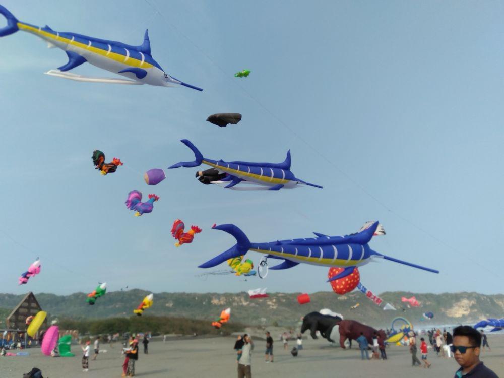 Ikan Hingga Boneka Manusia 'Terbang' di Pantai Parangkusumo