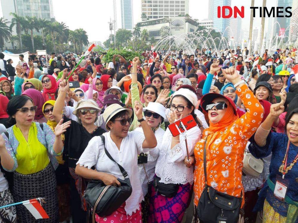Keliling CFD Pakai Kebaya, Ibu-ibu Ini Ingin Anak Muda Cintai Budaya