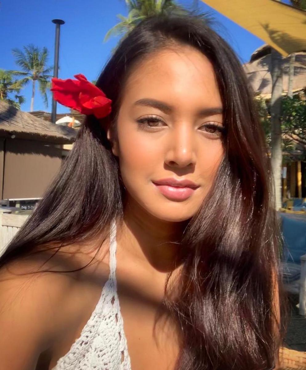 10 Potret Sun Kissed ala Aurelie Moeremans yang Bisa Kamu Tiru