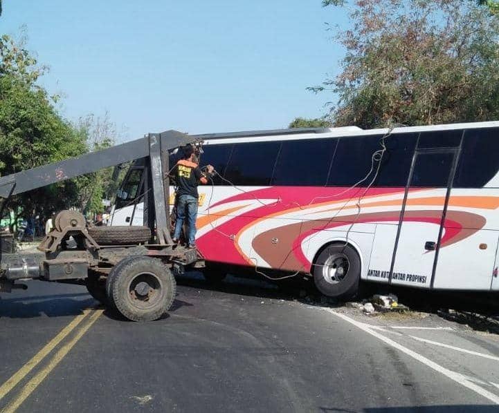 Berangkat ke Sekolah, Siswa SMP di Madiun Tewas Diserempet Bus Mira