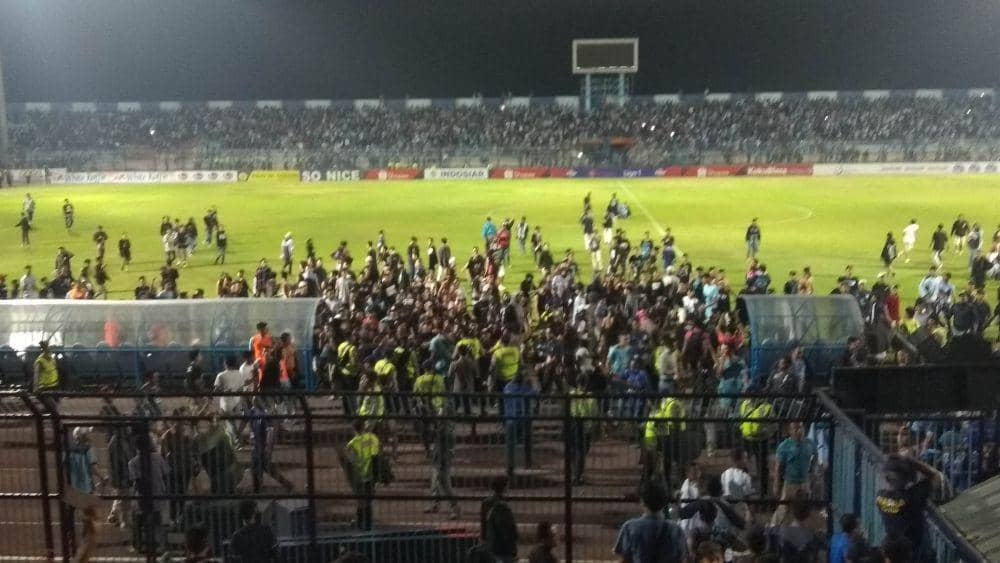 Kecewa Wasit, Pendukung Persela Turun ke Lapangan dan Kepung Stadion