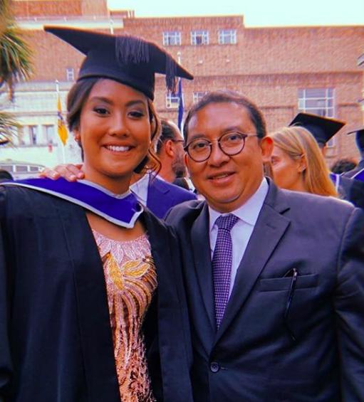 Lulus Cumlaude, 10 Momen Bahagia Wisuda Putri Fadli Zon di London