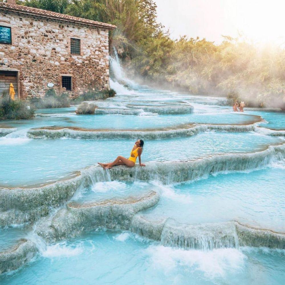 9 Potret Cascate del Mulino, Kolam Air Panas Bertingkat di Italia