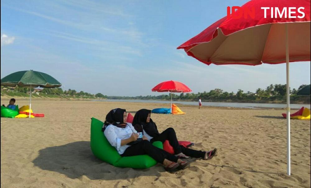 Berasa di Pantai Kuta, Wong Sekayu Nikmati Pesona Bongen Sungai Musi