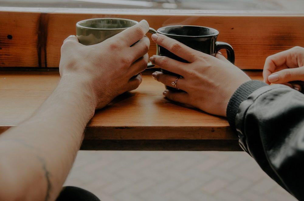 10 Kutipan Aan Mansyur Tentang Cinta, Menghujam Hati