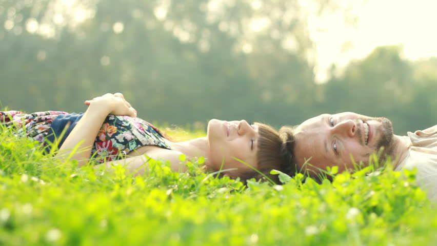 5 Pasangan Zodiak yang Memiliki Hubungan Emosional Sangat Dalam