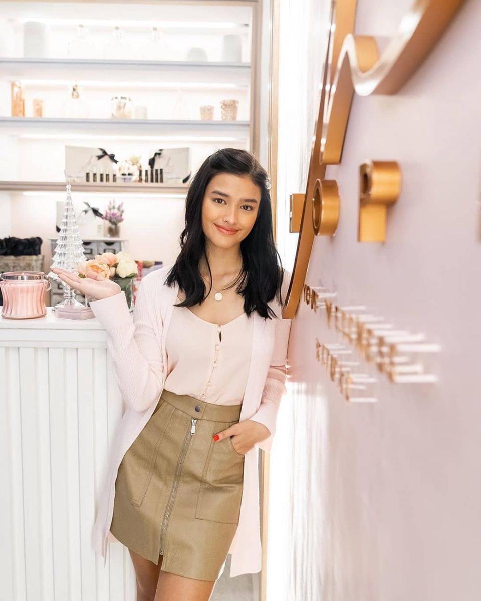Endorser terpopuler, intip 10 mix & match mini skirt ala liza sob