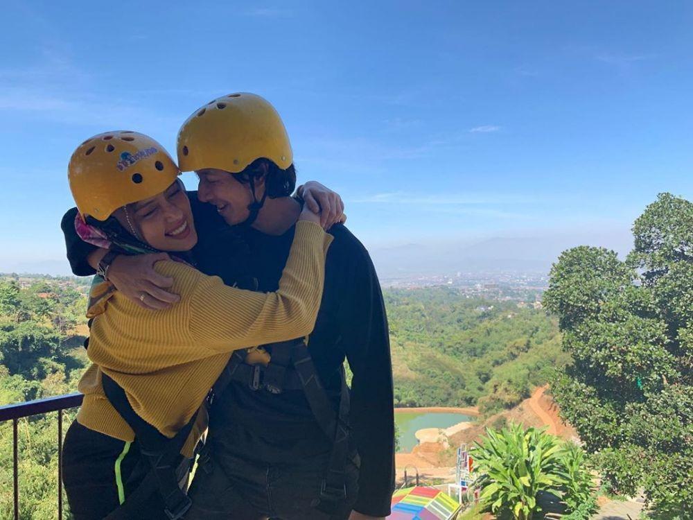 Liburan Sambil Kerja, 10 Potret Fairuz & Sonny yang Makin Mesra!