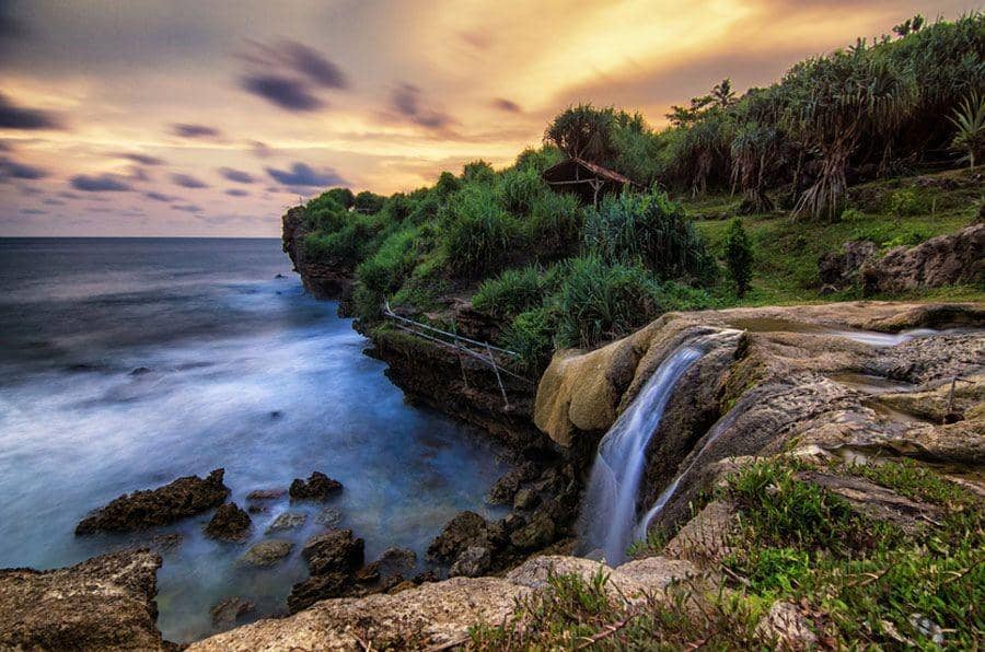 Unik, 5 Pantai di Indonesia Ini Memiliki Air Terjun Sekaligus