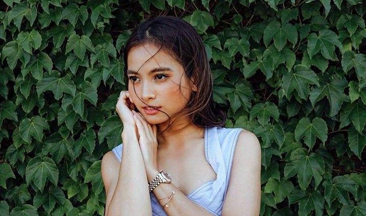10 Gaya OOTD Simple ala Ibu Anak satu, Acha Septriasa
