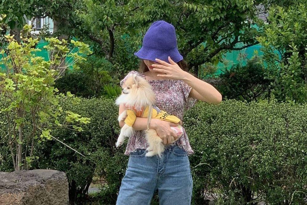 10 Inspirasi Artis Korea Pakai Bucket Hat, Lucu Banget!