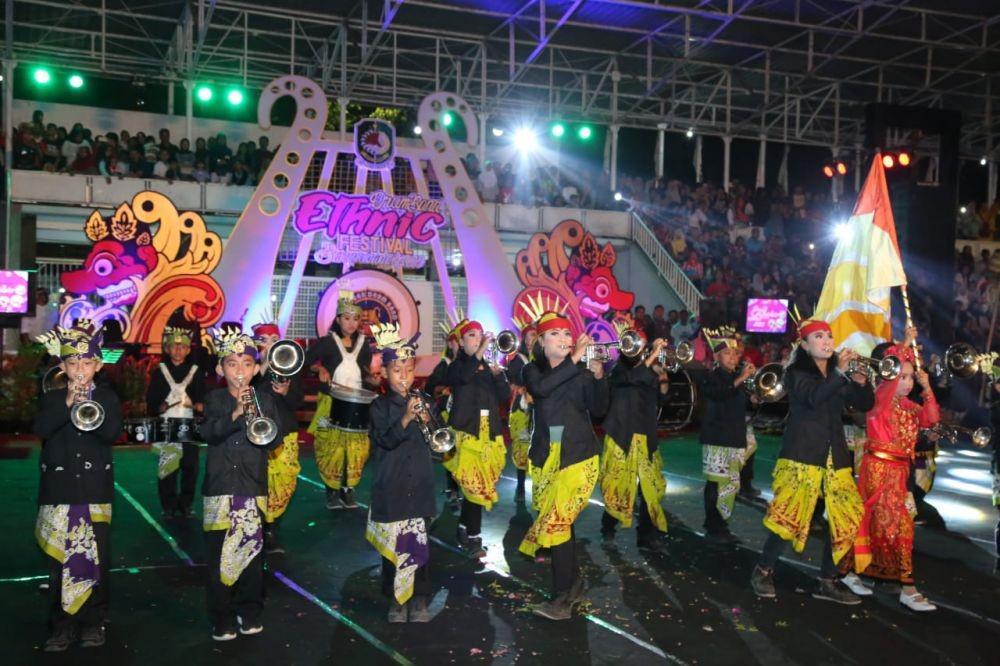 Festival Drumband Etnik Hibur Ratusan Penonton di Banyuwangi