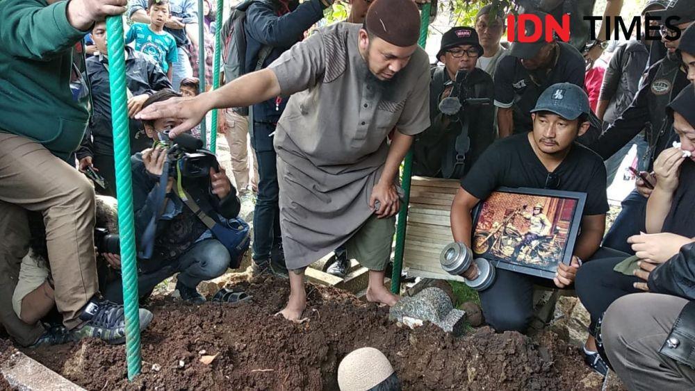 Makamkan Agung Hercules, Isa Bajaj Bawa Barbel