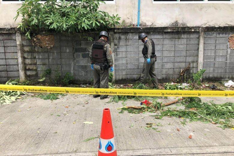 (Polisi penjinak bom Thailand tengah memeriksa lokasi ledakan bom di Jalan Rama 9) Straits Times/Hathai Techakitteranun