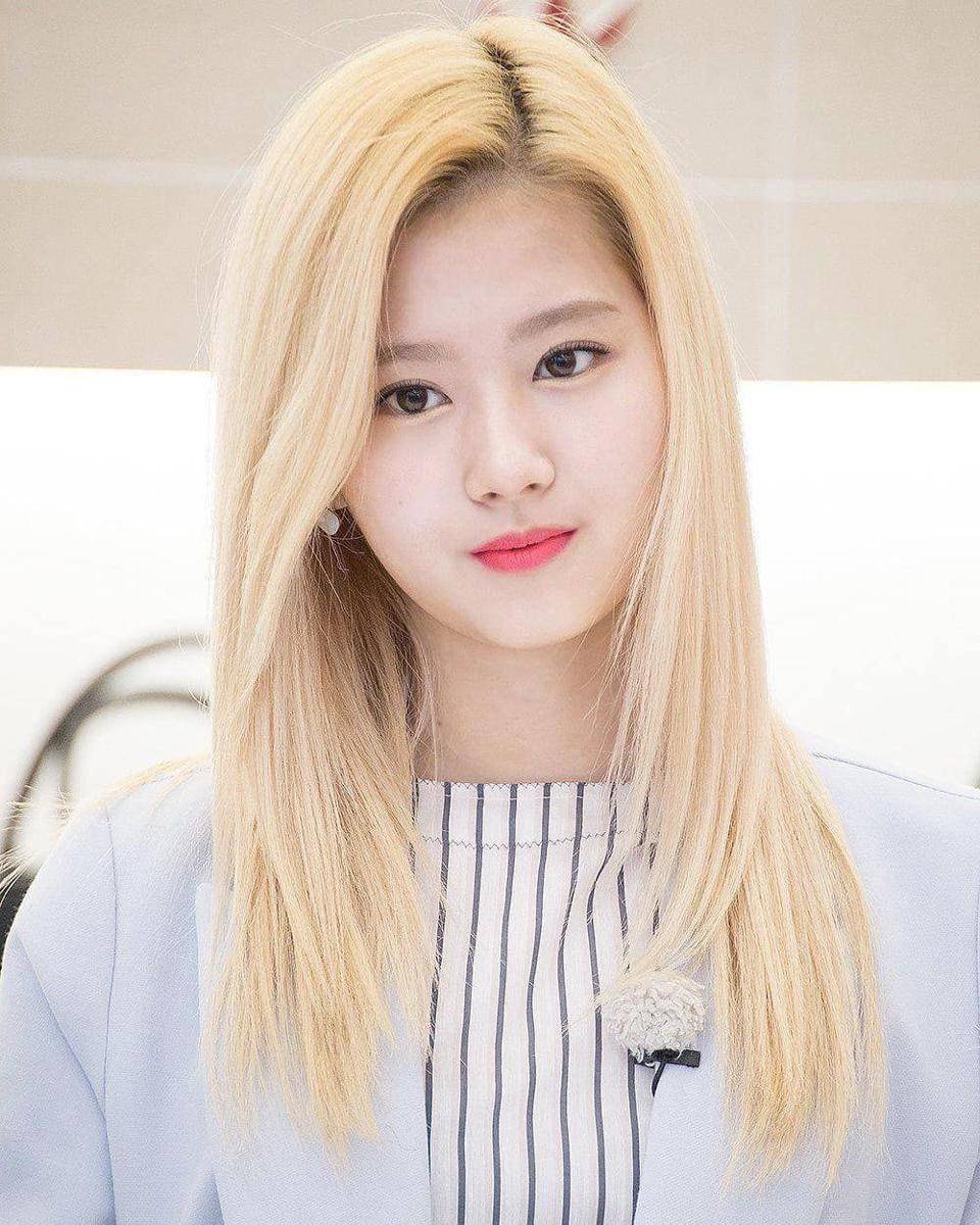 instagram.com/sanatozaki.mina