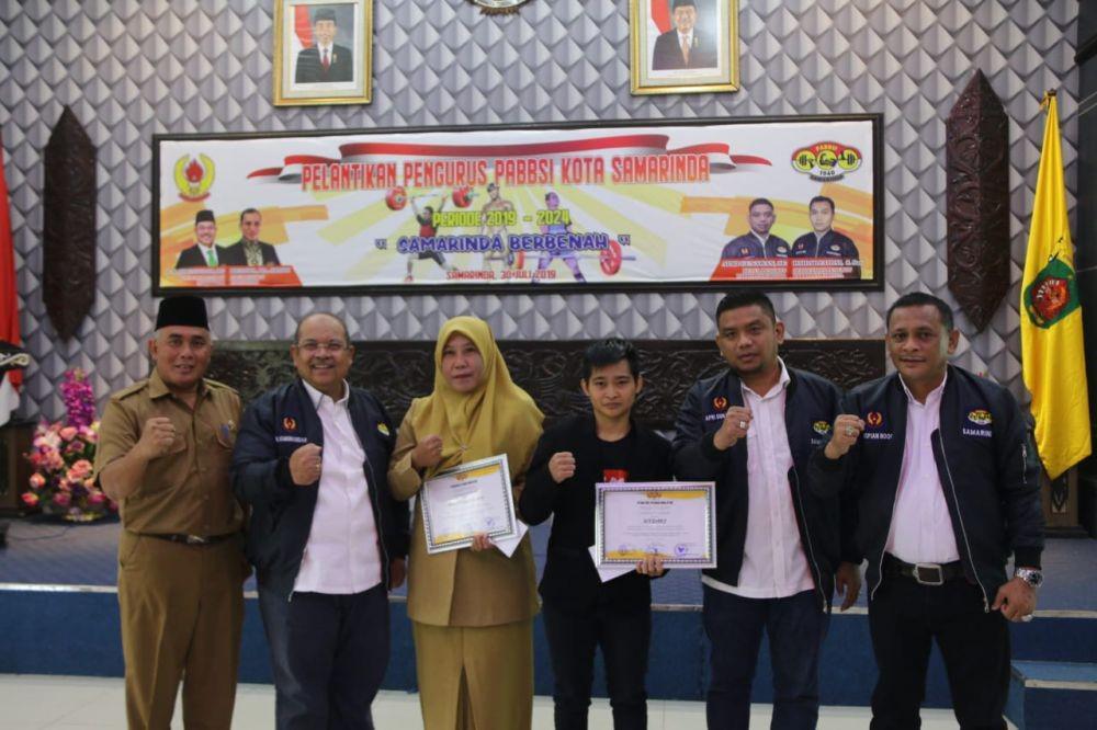 Ketua Umum PABBSI Kaltim Beri Penghargaan bagi 2 Atlet Kaltim
