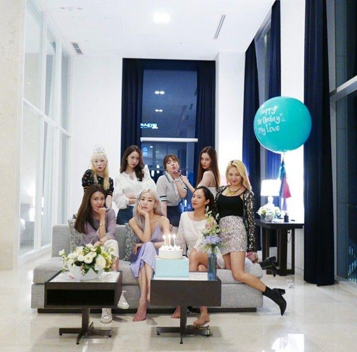 6 Potret Keseruan Ultah Tiffany Young Bersama SNSD, Kompak Banget!