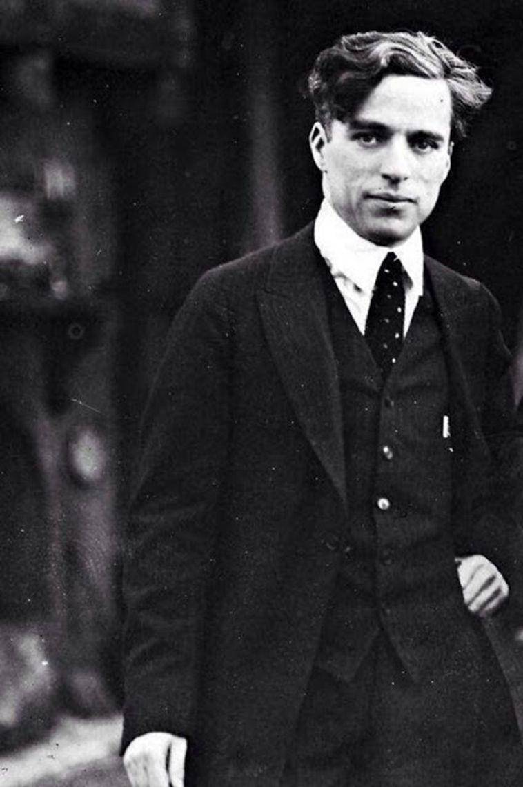 Charlie Chaplin tanpa kumis ikoniknya (themindcircle.com)
