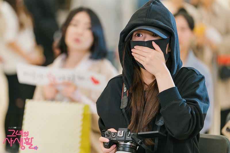 5 Sisi Lain Fangirling di KDrama Her Private Life, Kamu Begini Gak?