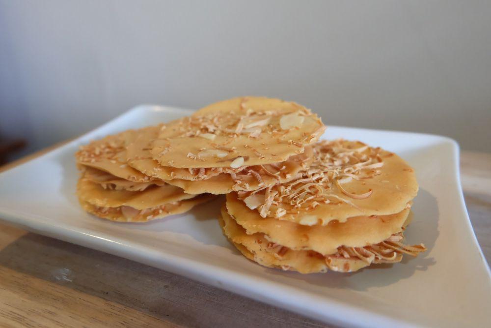 Review Almond Crispy, Oleh-oleh khas Surabaya yang Kelewat Lezat