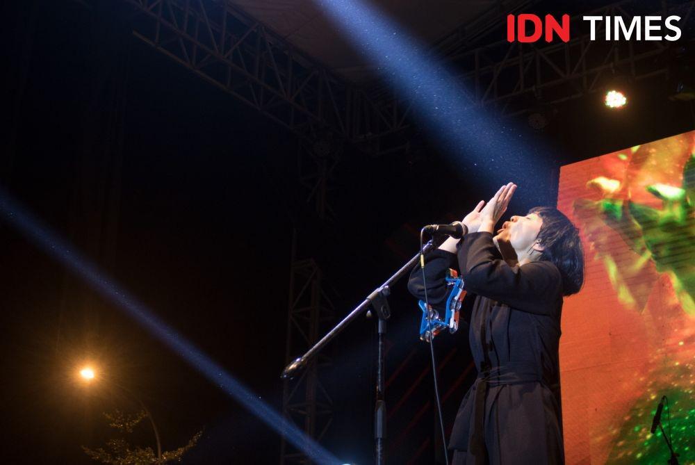 Menyimak Stars And Rabbit dan Magis Bernama Elda Suryani