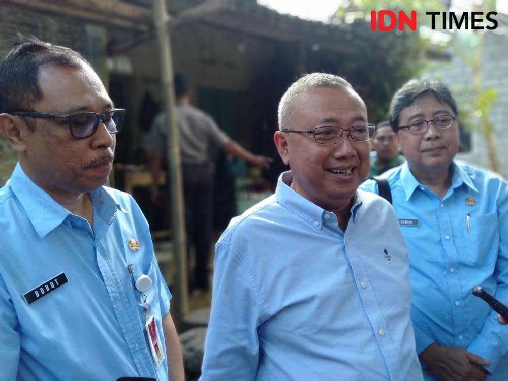 Mantan Bupati Bantul, Suharsono (tengah).(IDN Times/Daruwaskita)