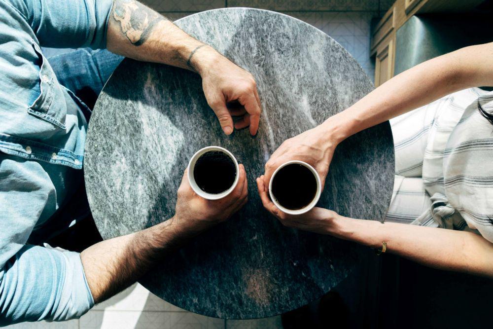 5 Hal Tanda Cowok Introvert Tertarik Padamu