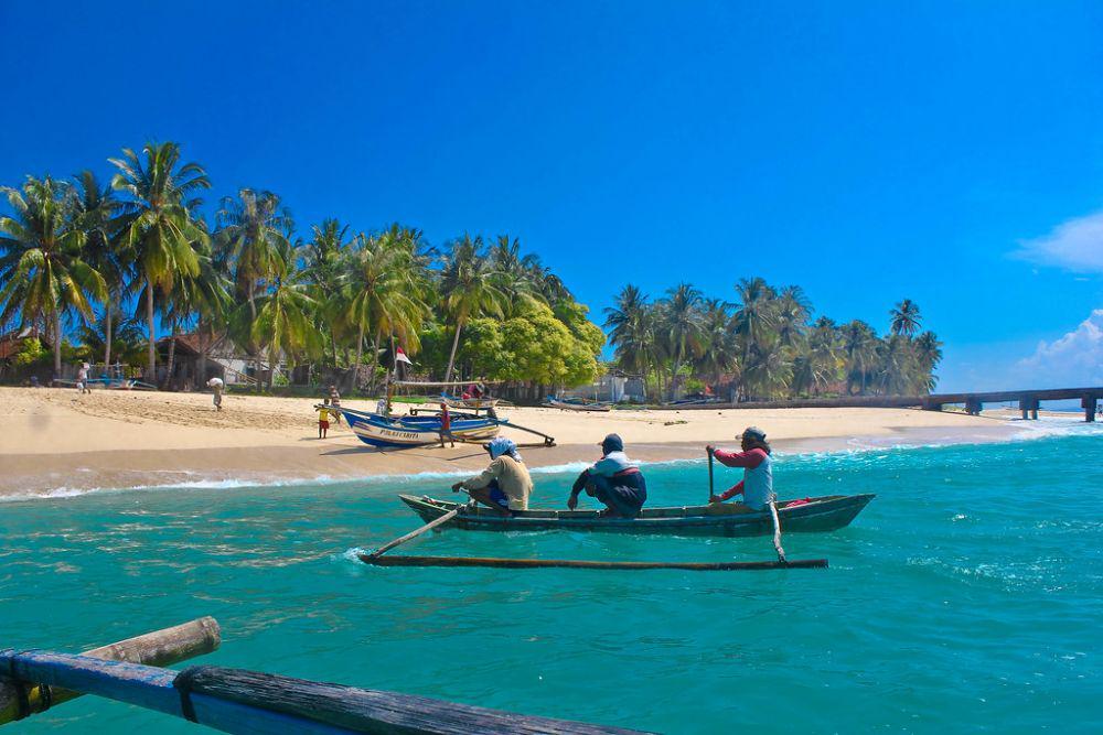 Keindahan Pantai Krui, Destinasi Wisata Lampung yang Wajib Dikunjungi