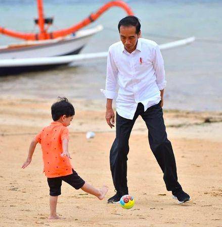 potret Jan Ethes tengah bermain bola di Pantai Sanur bersama Jokowi (instagram.com/jokowi)