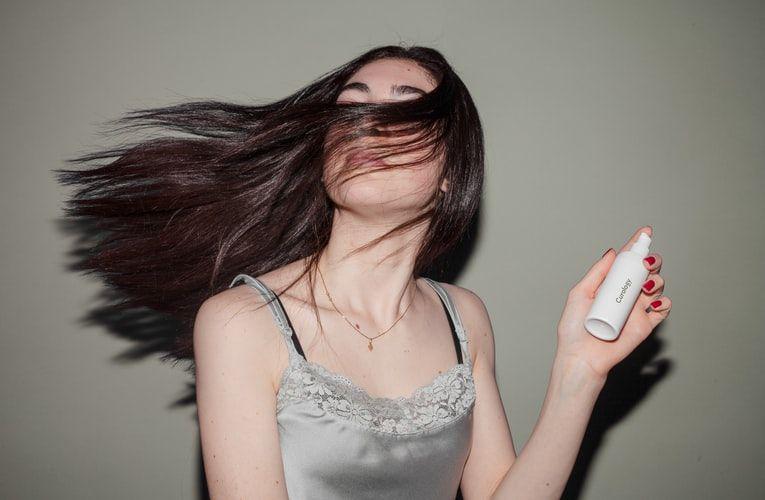 Ini 9 Dry Shampoo buat Kamu yang Rambutnya Lepek tapi Malas Keramas