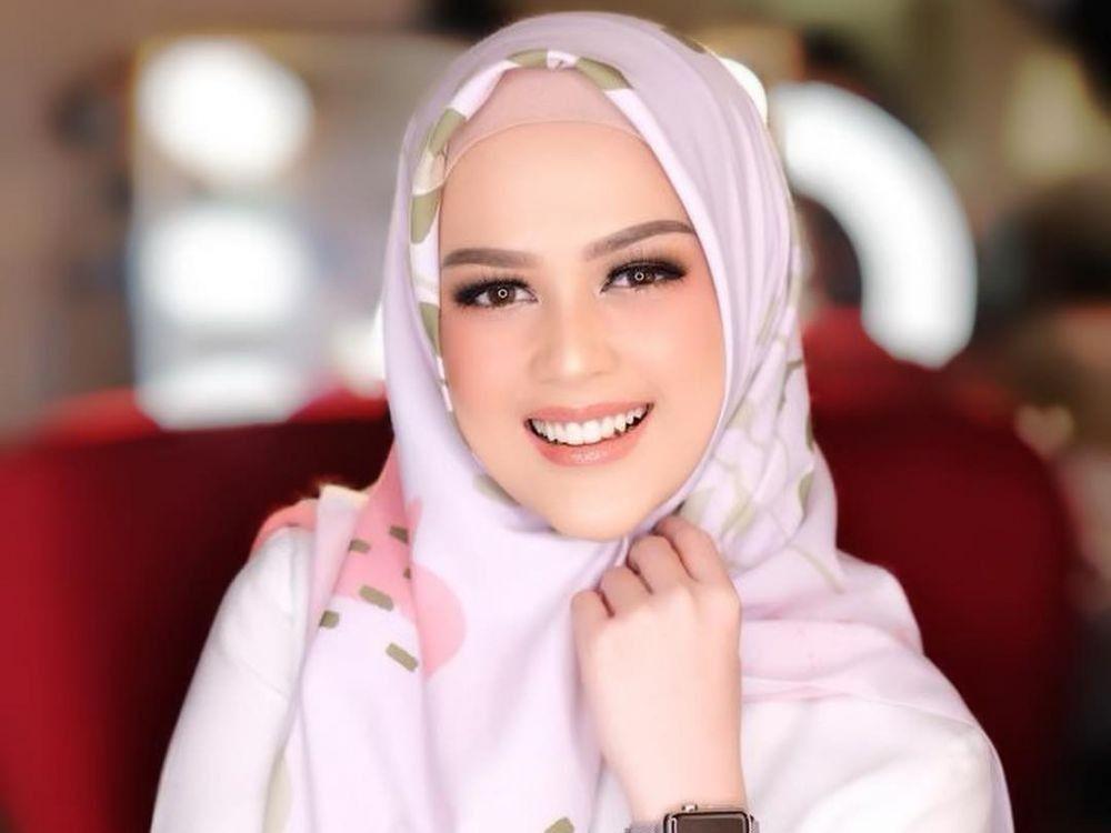 Segera Menikah, 10 Potret Cut Meyriska yang Memesona dengan Hijab