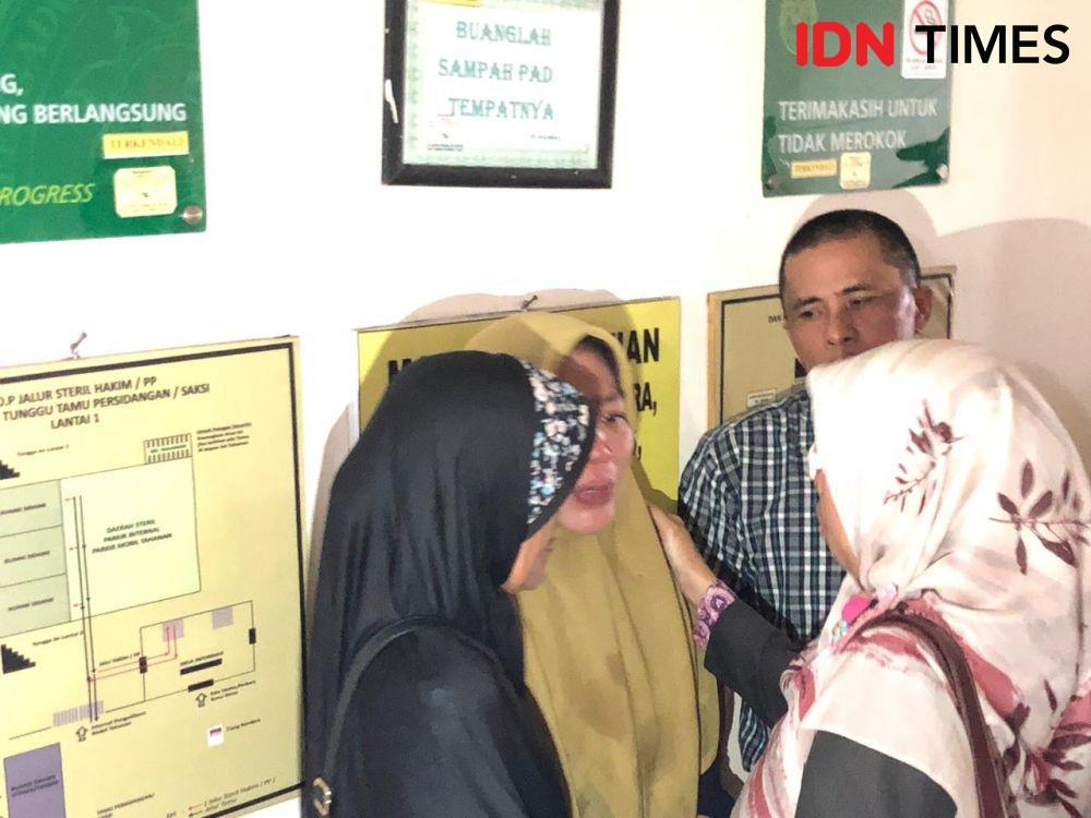 Tak Terima Hakim Tolak Gugatan, Ibu Tersangka Obby Nangis Meraung