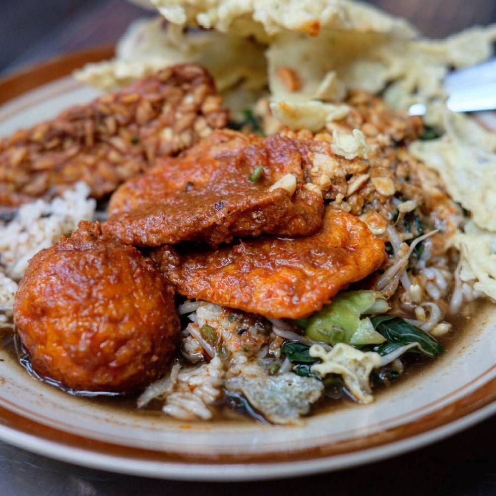 10 Nasi Pecel Rawon Terenak di Surabaya, Rasanya  Sensasional!