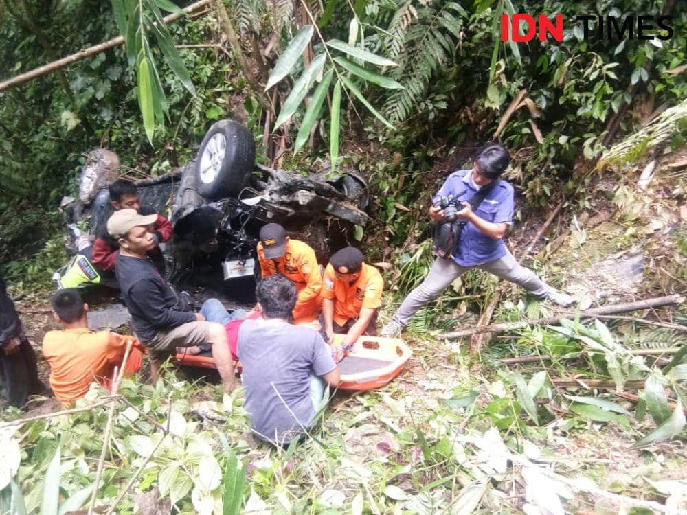 [BREAKING] Mobil Hilux 5 Penumpang Masuk Jurang, Berikut Foto Evakuasi