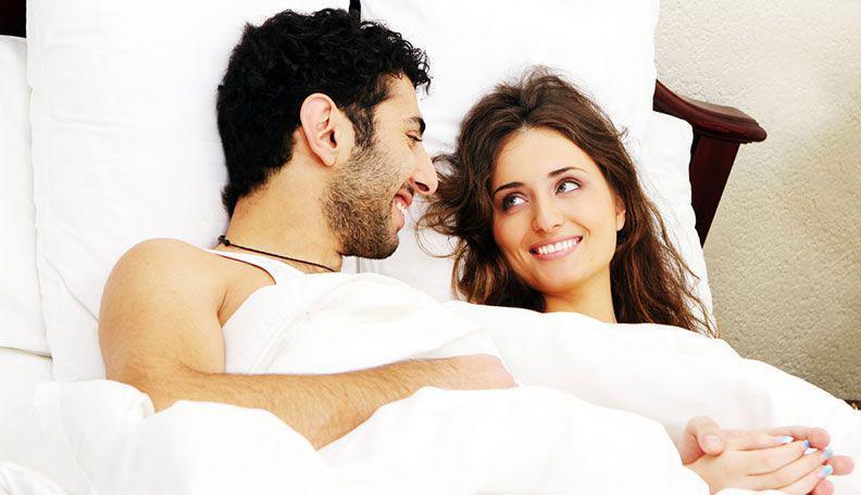 5 manfaat pillow talk, bikin makin erat sama pasangan