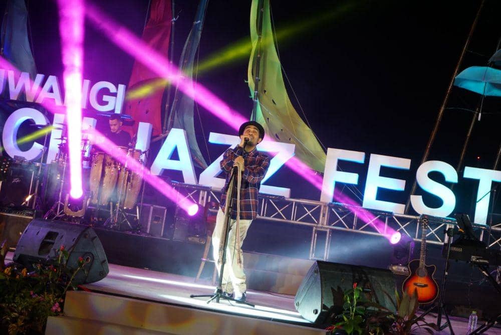 Keseruan Penonton Saat Glenn Fredly Tampil di Beach Jazz Festival