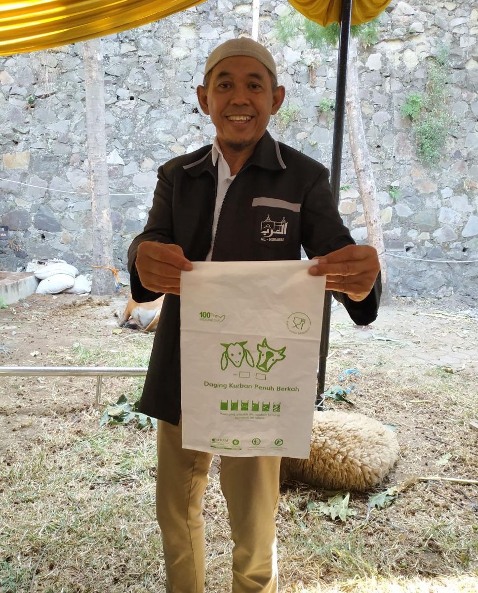 Bungkus Daging Kurban, Masjid Ini Pakai Plastik Berbahan Singkong