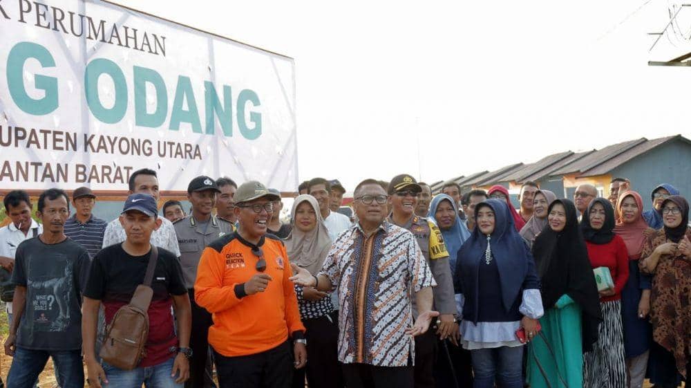 Iduladha di Kampung Halaman, Oesman Sapta Bagikan 50 Rumah